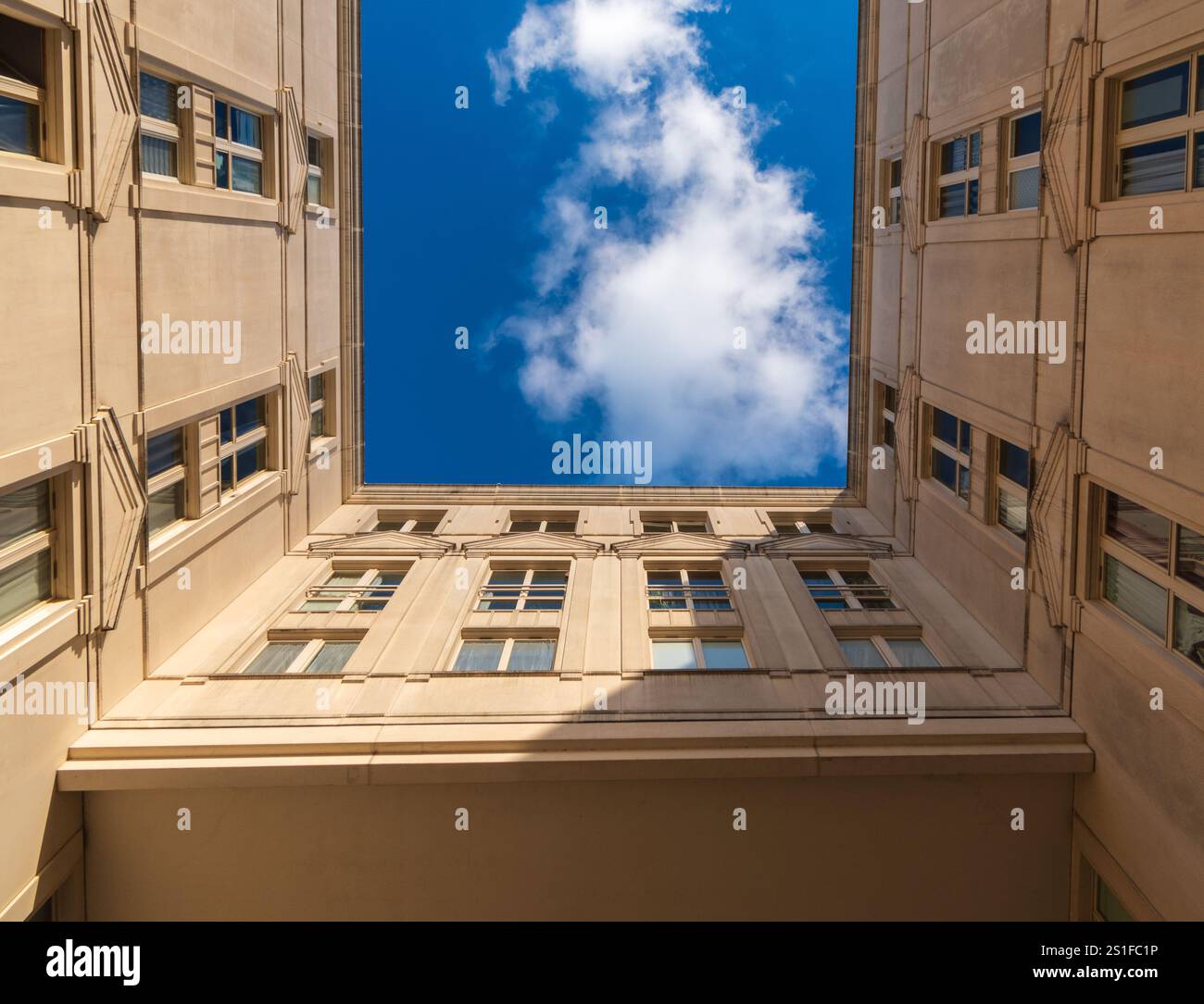 Paris, Frankreich - 01 03 2024 : die Echelles du Baroque, eine Gebäudegruppe, die vom Architekten Ricardo Bofill entworfen wurde, Place de Catalogne Stockfoto