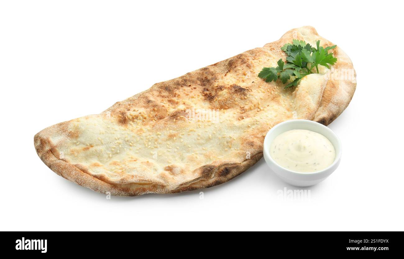 Köstliche Calzone mit frischer Petersilie und Sauce isoliert auf weiß Stockfoto