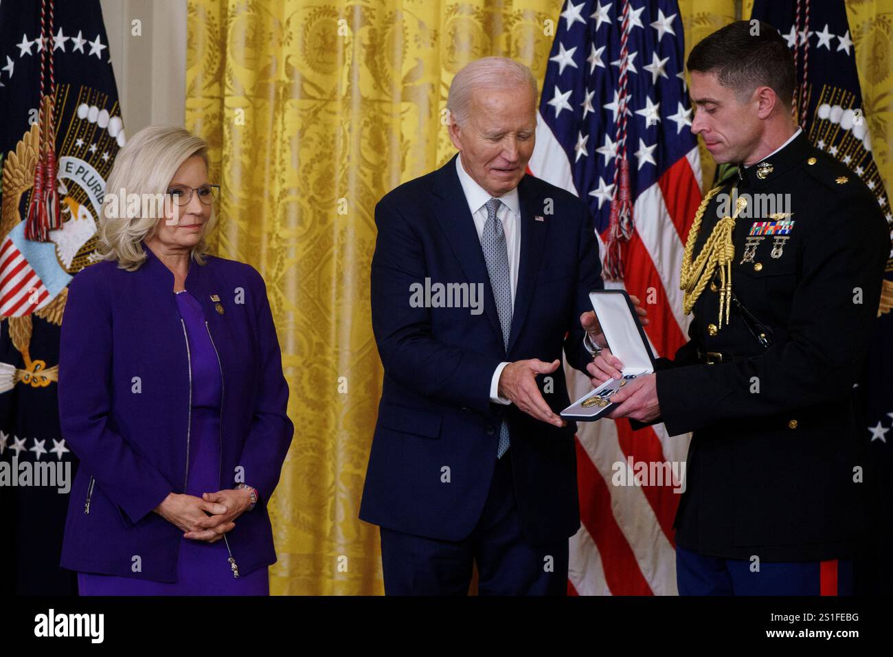 US-Präsident Joe Biden vergibt die Presidential Citizens Medal am 2. Januar 2025 an den ehemaligen US-Repräsentanten Liz Cheney (Republikaner von Wyoming) im Weißen Haus in Washington, DC, USA. Die Presidential Citizens Medal wird vom Präsidenten an Personen verliehen, die vorbildliche Taten oder Gottesdienste vollbracht haben. Kredit: Will Oliver/Pool über CNP Stockfoto