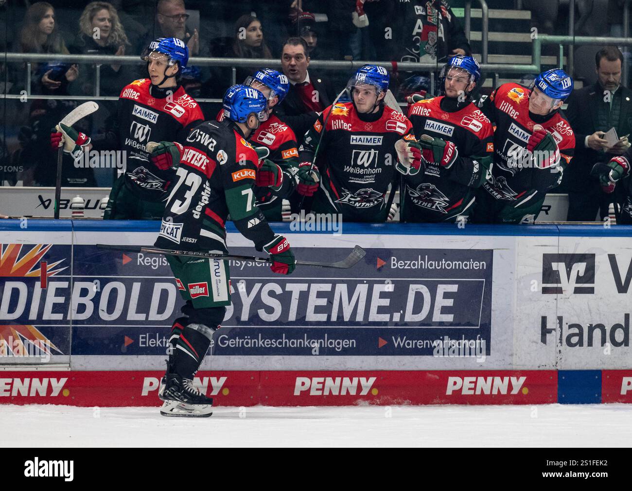 Nick Baptiste (Augsburger Panther, #73) beim Abklatschen an der Bank nach seinem Tor zum 3:1. Deutschland, Augsburger Panther vs. Nürnberg Ice Tigers, Eishockey, DEL, 33. Spieltag, Saison 2024/2025, 03.01.2025. Foto: Eibner-Pressefoto/Franz Feiner Stockfoto