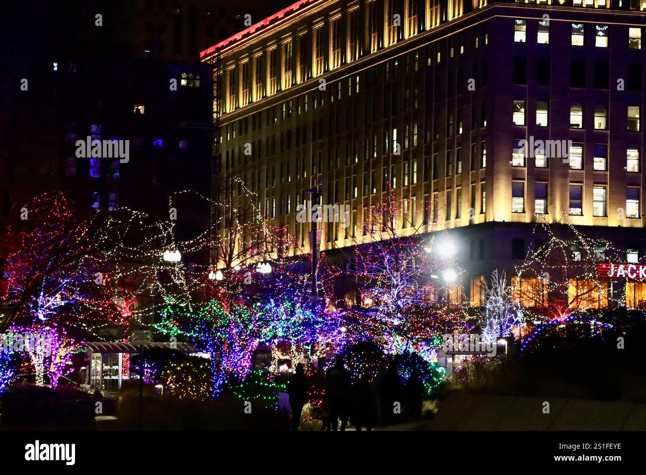 Weihnachtsbeleuchtung und -Dekoration auf dem öffentlichen Platz in der Innenstadt von Cleveland, Ohio, Dezember 2024 Stockfoto