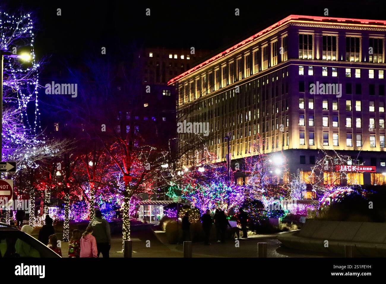 Weihnachtsbeleuchtung und -Dekoration auf dem öffentlichen Platz in der Innenstadt von Cleveland, Ohio, Dezember 2024 Stockfoto