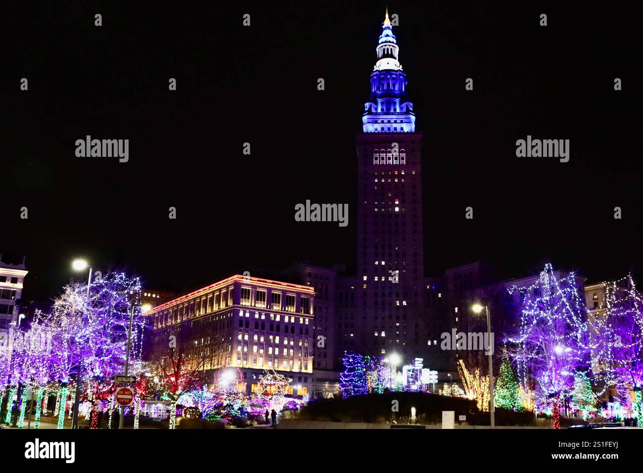 Weihnachtsbeleuchtung und -Dekoration auf dem öffentlichen Platz mit Tower City und Jack's Casino im Zentrum von Cleveland, Ohio, Dezember 2024 Stockfoto