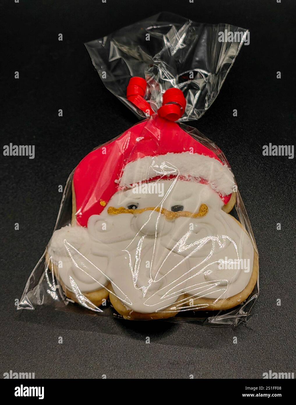 Santa Claus Cookie: Festliche süße Leckerei in Folie Stockfoto