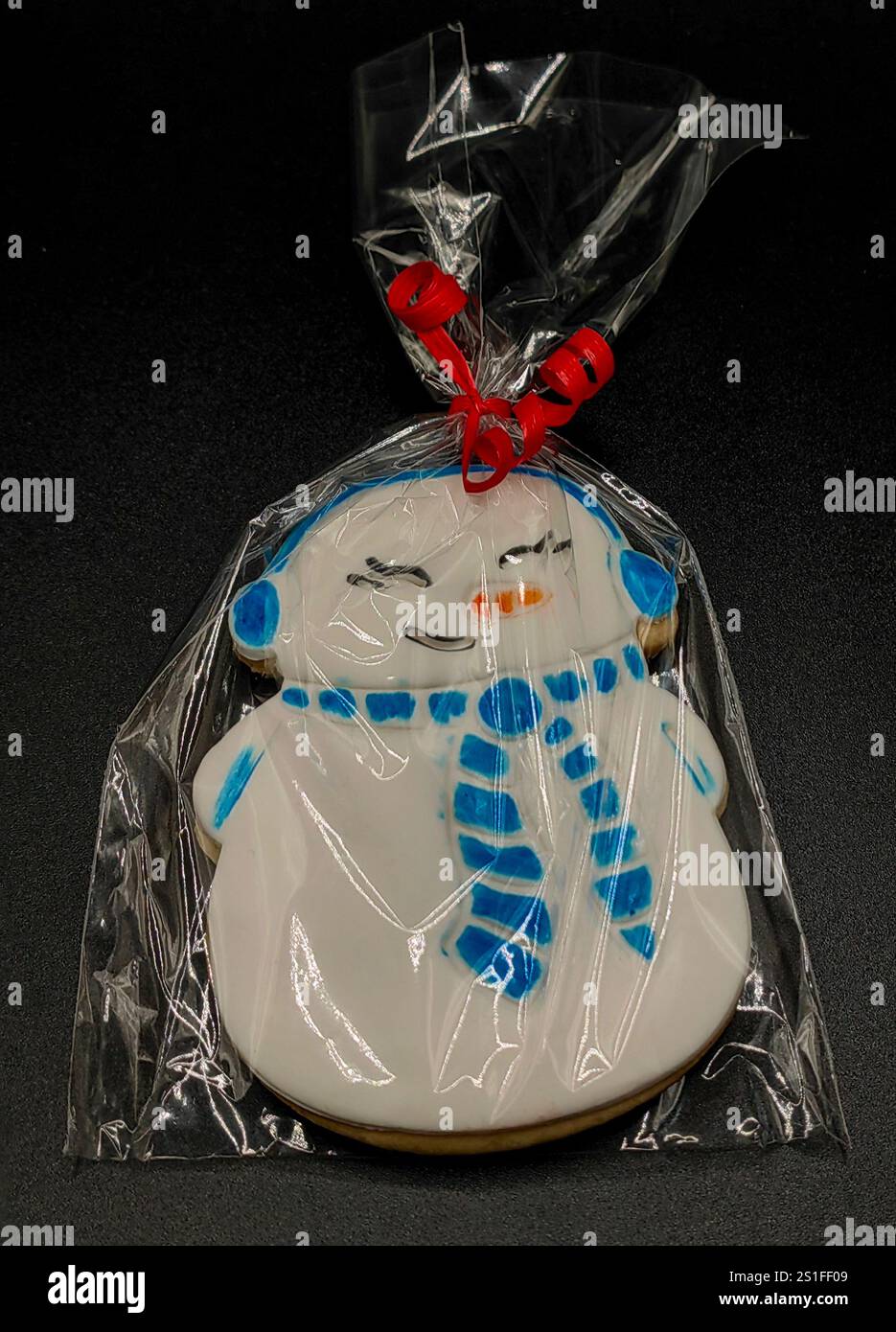 Schneemannkeks: Festliche Leckerbissen mit blauem Schal. Stockfoto