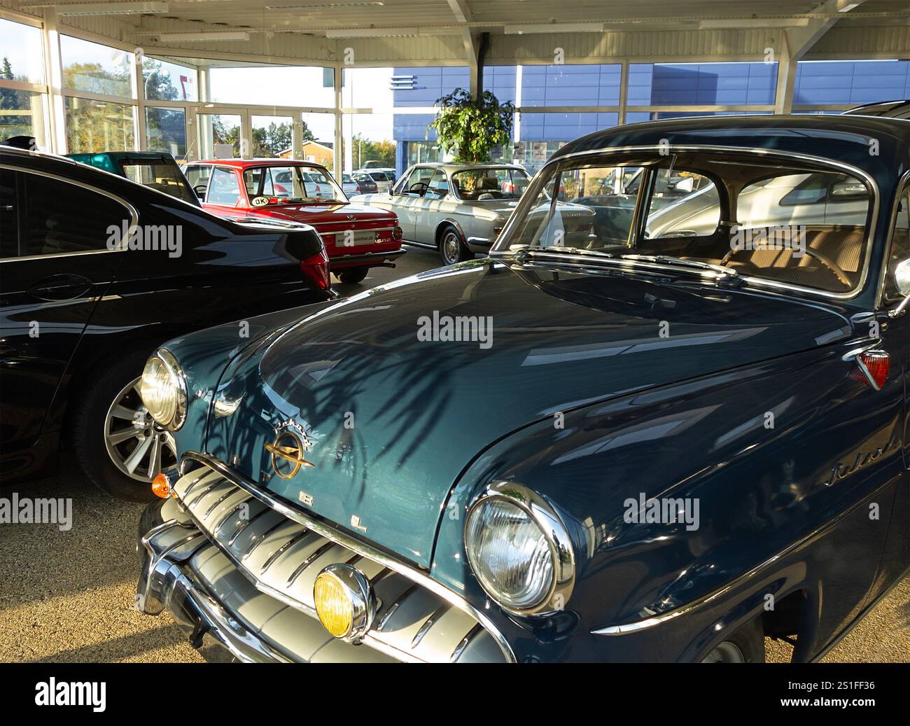 ROSKILDE, DÄNEMARK - 30. OKTOBER 2014: Oldtimer Opel Olympia Rekord im Händlerbetrieb vorgestellt Stockfoto