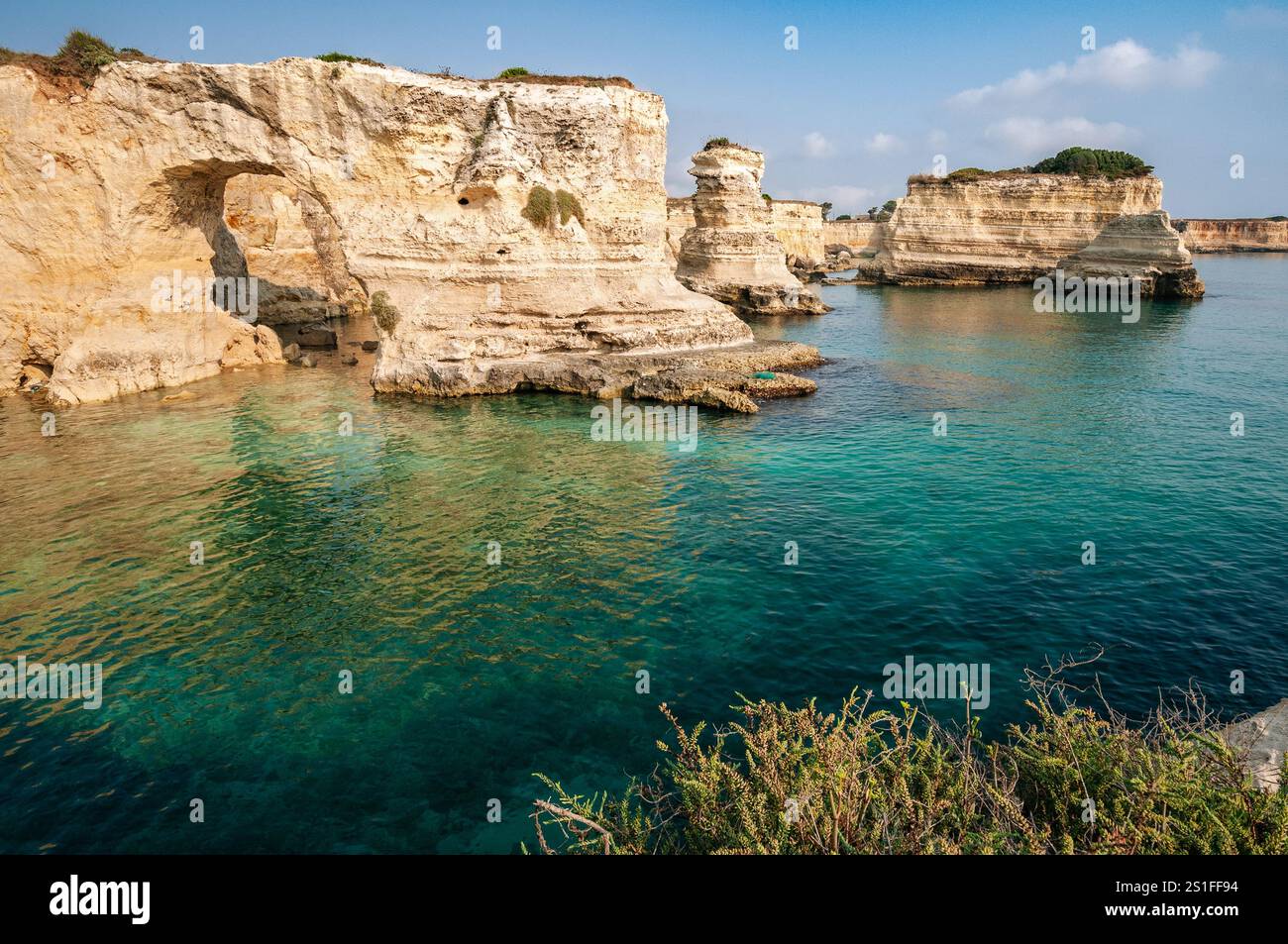 Zerklüftete Klippen am Torre Sant’Andrea in Salento, Apulien, Italien Stockfoto