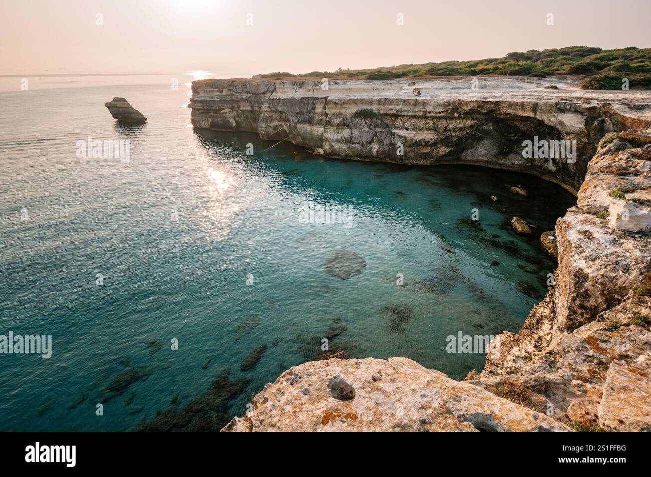 Klippen und kristallklares Meer in Salento, Apulien, Italien Stockfoto