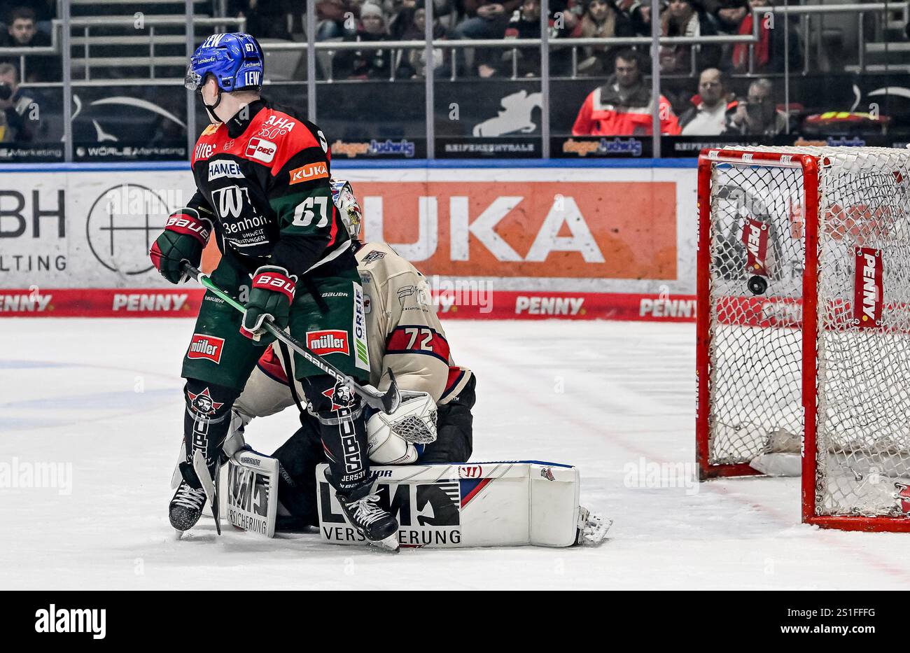 Leon Hungerecker (Torwart, Nürnberg Ice Tigers, #72) - hinter Florian Elias (Augsburger Panther, #67) - muss hier das Tor zum 3:1 durch Nick Baptiste (Augsburger Panther, #73), nicht im Bild, hinnehmen. Deutschland, Augsburger Panther vs. Nürnberg Ice Tigers, Eishockey, DEL, 33. Spieltag, Saison 2024/2025, 03.01.2025. Foto: Eibner-Pressefoto/Heike Feiner Stockfoto