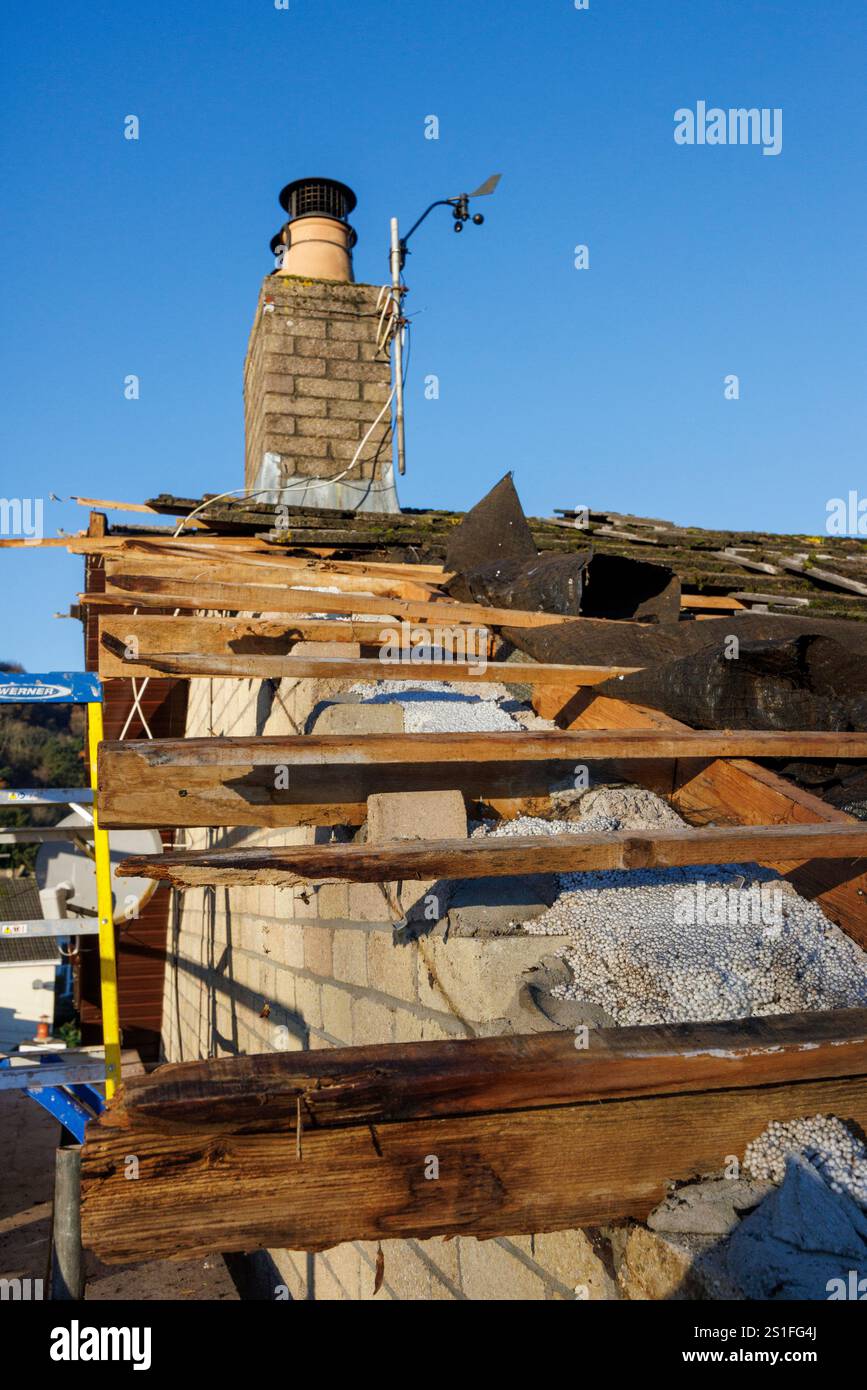 Verrottete Hölzer auf dem Hausdach werden ersetzt, Llanfoist, Wales, Großbritannien Stockfoto