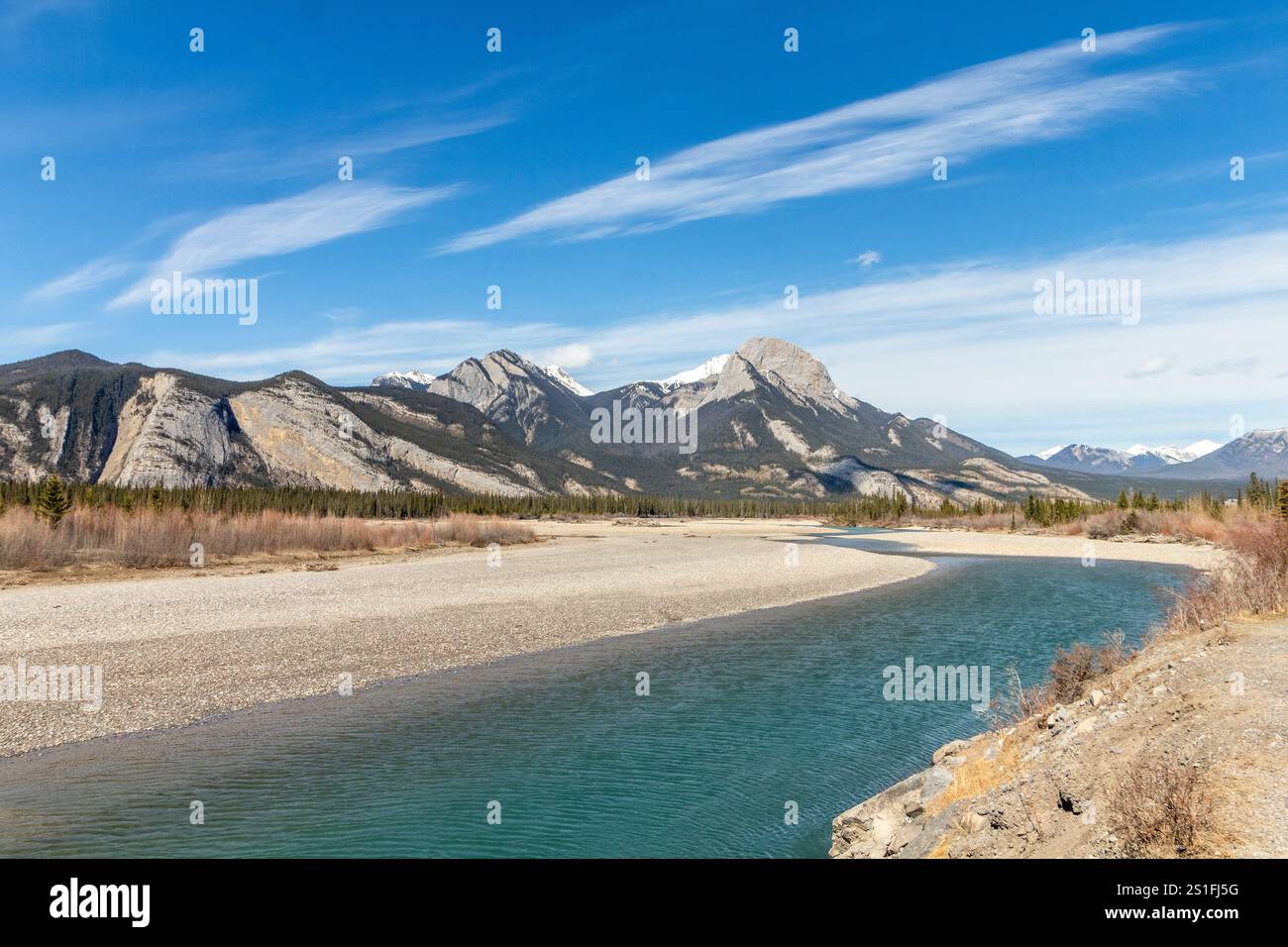 Die schneebedeckte kanadische Rocky Mountains im Hintergrund und der Athabasca River im Vordergrund in Alberta, Kanada Stockfoto