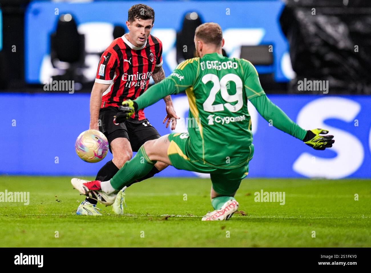 Juventus' Torhüter Michele Di Gregorio und Mailands Christian Pulisic im Spiel beim EA Sports FC italian Supercup 2024/2025 zwischen Juventus und Mailand im Al-Awwal Park Stadium in Riad, Saudi Arabien - Sport, Fußball - Freitag, 3. Januar 2025 (Foto: Massimo Paolone/LaPresse) Credit: LaPresse/Alamy Live News Stockfoto