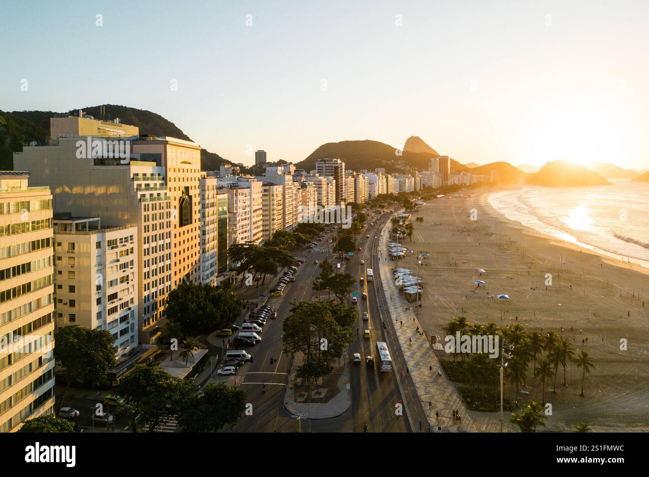 Atlantica Avenue und Copacabana Beach in Rio de Janeiro bei Sonnenaufgang Stockfoto