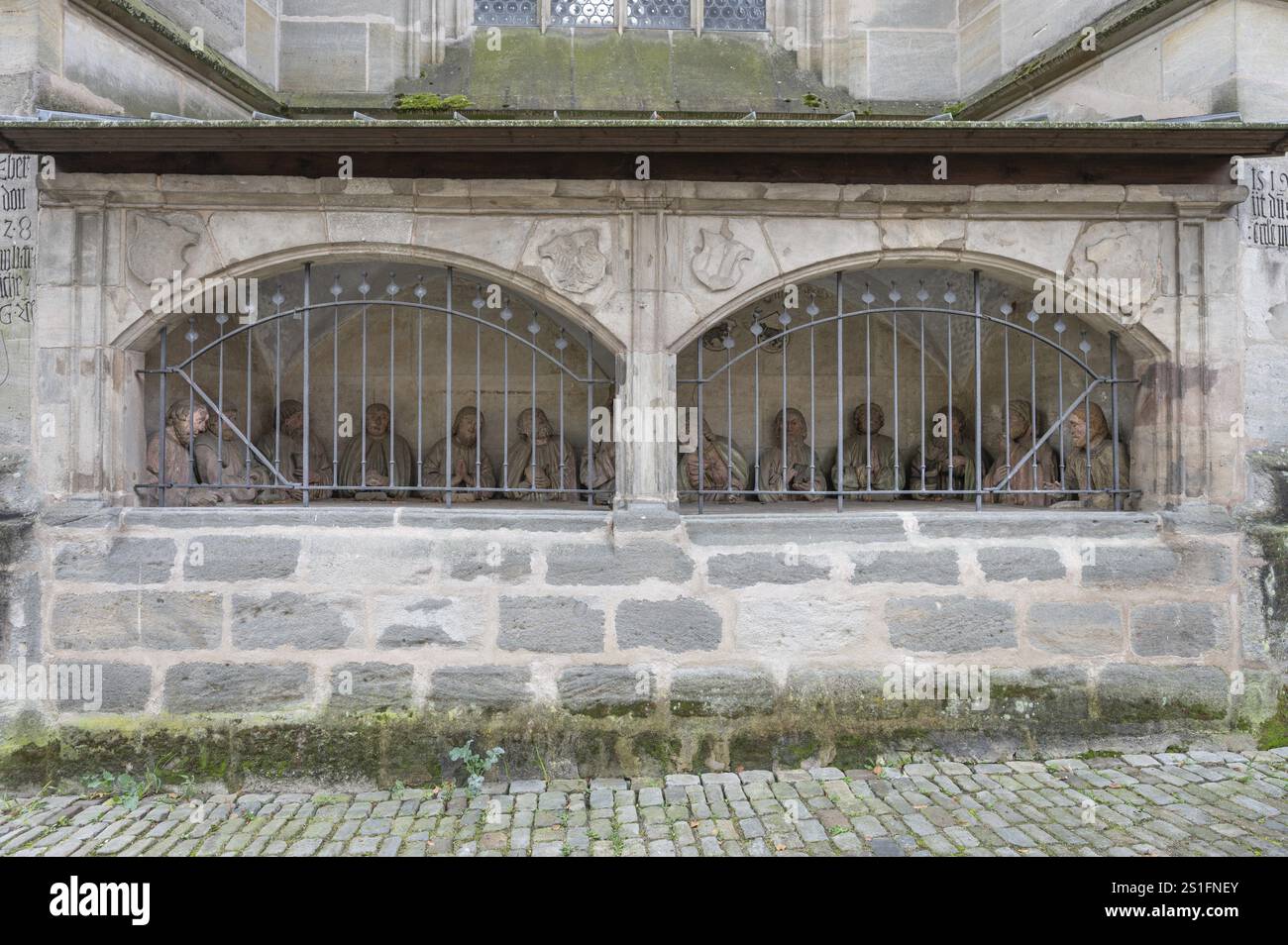 Figürliche Darstellung des Letzten Abendmahls, Jesus mit seinen zwölf Jüngern, in einer Außenkapelle im Ostchor der spätgotischen St. Georgs Kirche Stockfoto