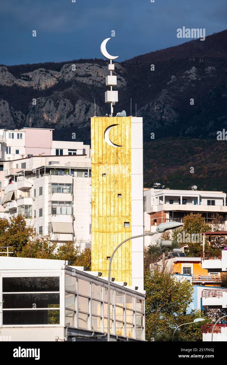 Turm der Goldenen Moschee in Tirana, Albanien, 10. Dezember 2024 Stockfoto