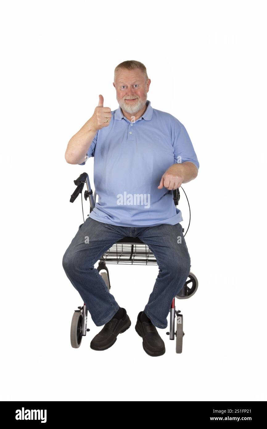 Senior mit Rollator auf weißem Hintergrund Stockfoto