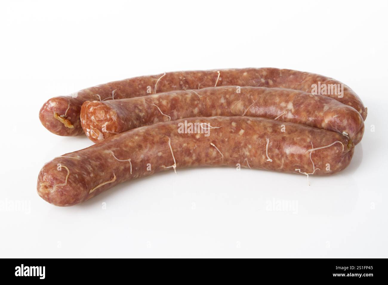 Rohe Bratwurst auf hellem Hintergrund Stockfoto