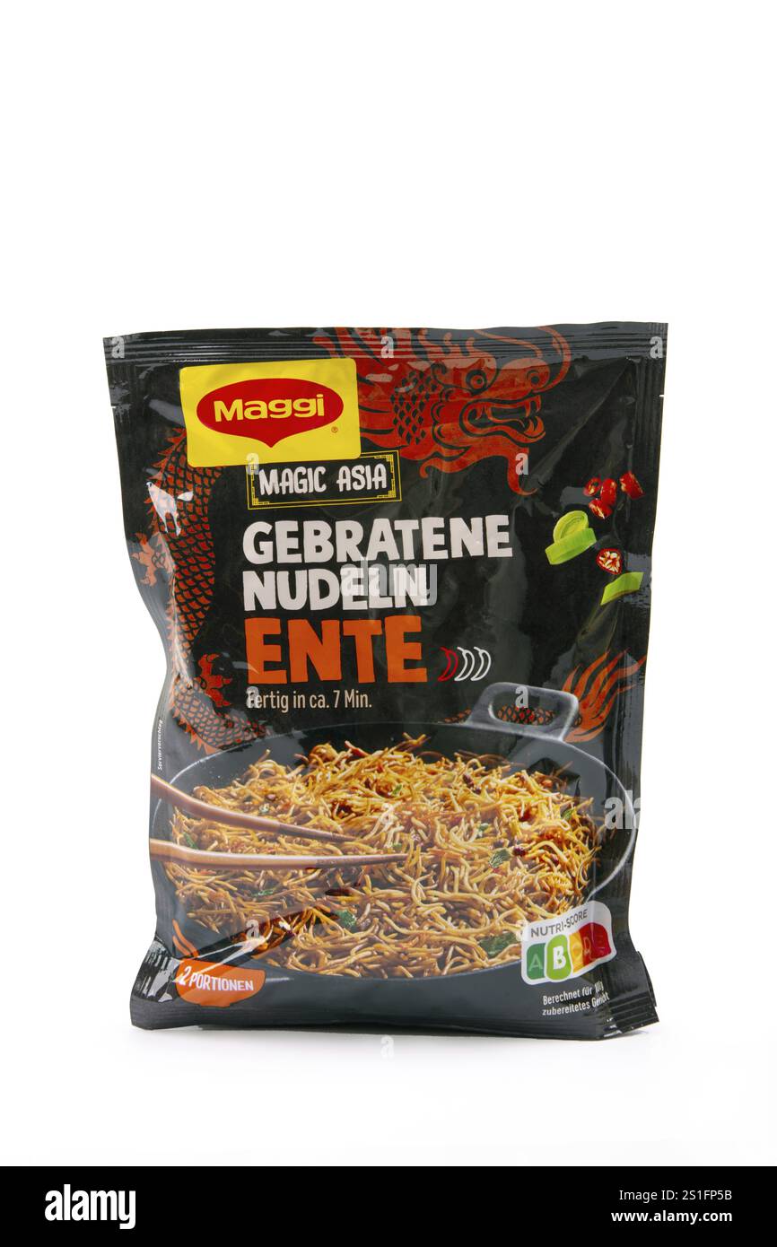 WETZLAR, Deutschland 25.07.2022: MAGGI Asia Instant Nudeln. Maggi ist eine internationale Marke für Suppen, Brühe, Bouillonwürfel, Ketchup und Soße Stockfoto