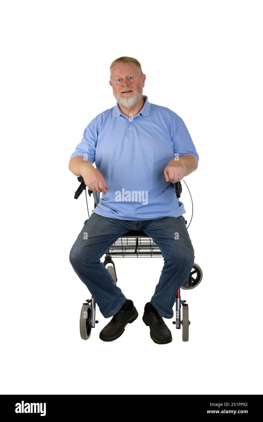 Senior mit Rollator auf weißem Hintergrund Stockfoto