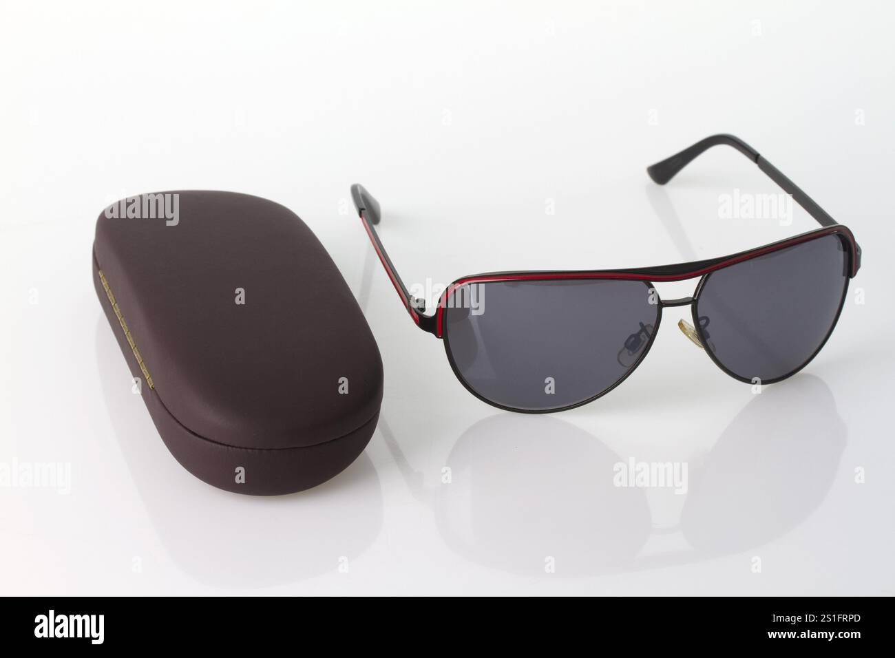 Sonnenbrille mit Etui auf hellem Hintergrund Stockfoto