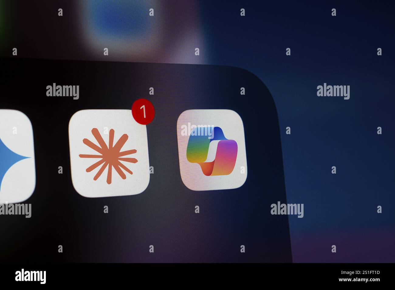 Eine Nahaufnahme eines iPhone-Bildschirms mit dem Claude AI- und Mocrosoft Copilot-App-Symbol. Stockfoto