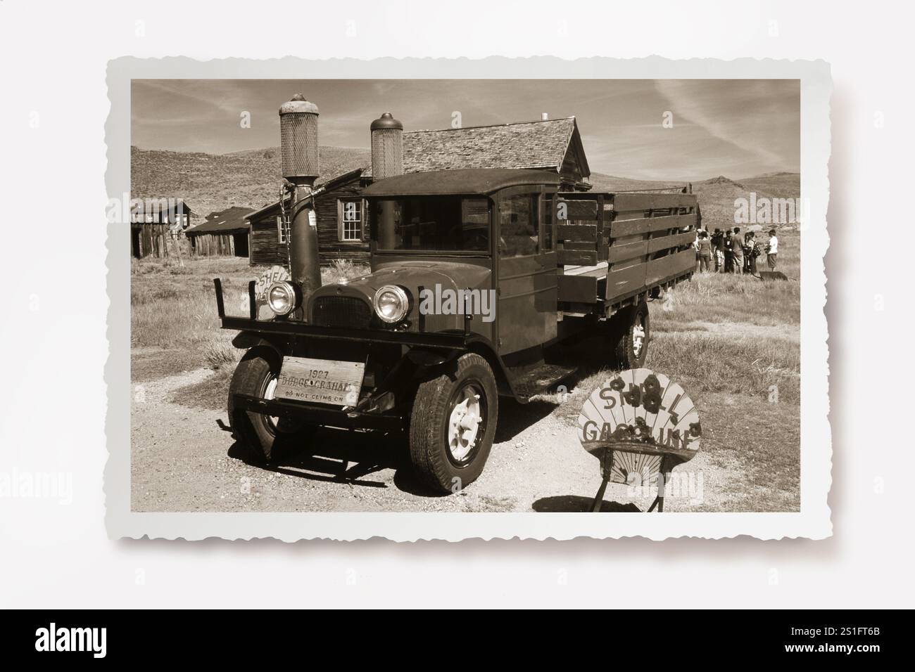 Alte LKW an der Tankstelle der einzigen Tankstelle in der ehemaligen Goldminenstadt Bodie. Foto in Sepia-Ton mit weiß gezackter Kante und zurückliegender Position Stockfoto
