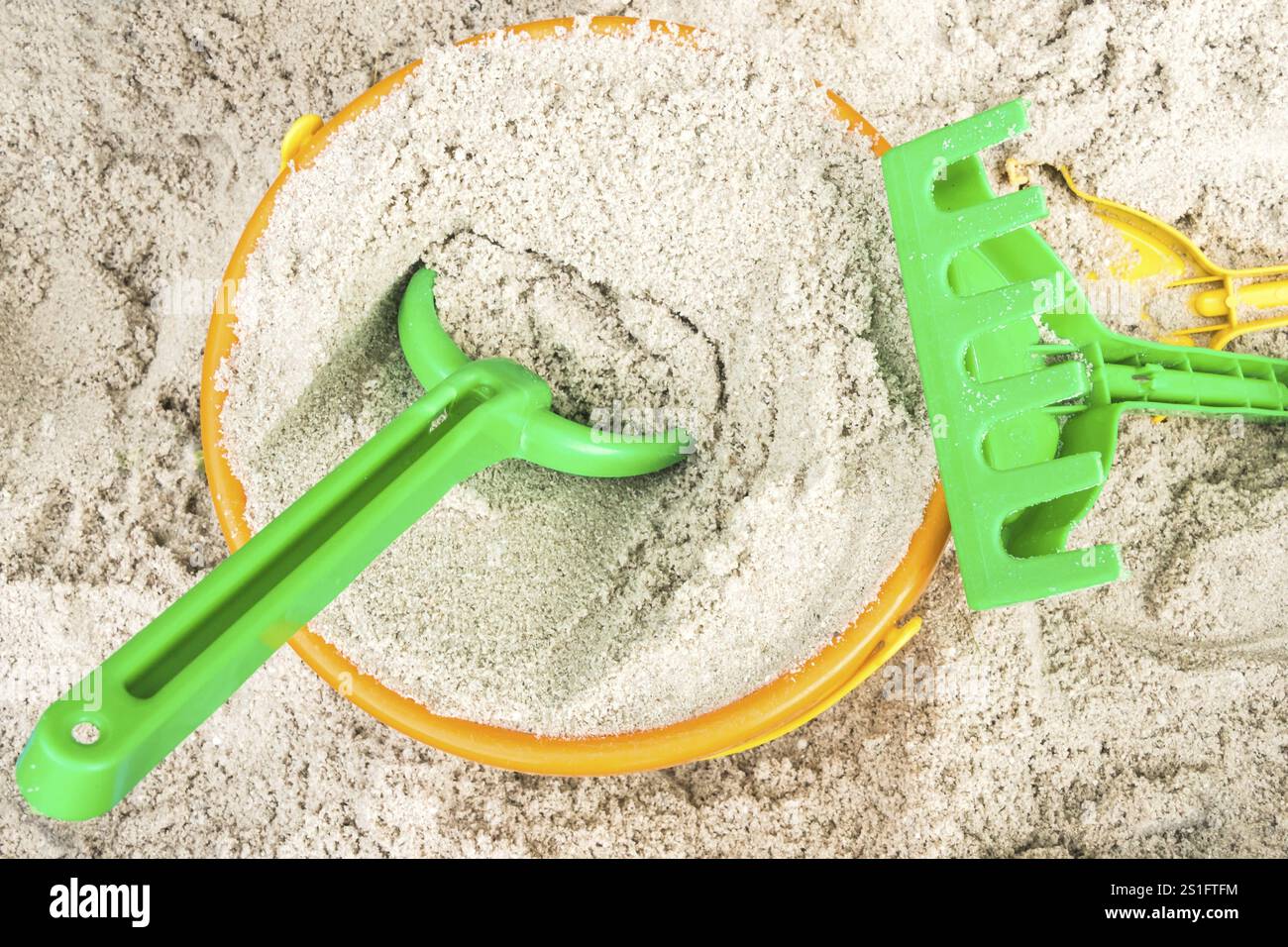 Sandkasten mit Kinderspielzeug im Detail Stockfoto