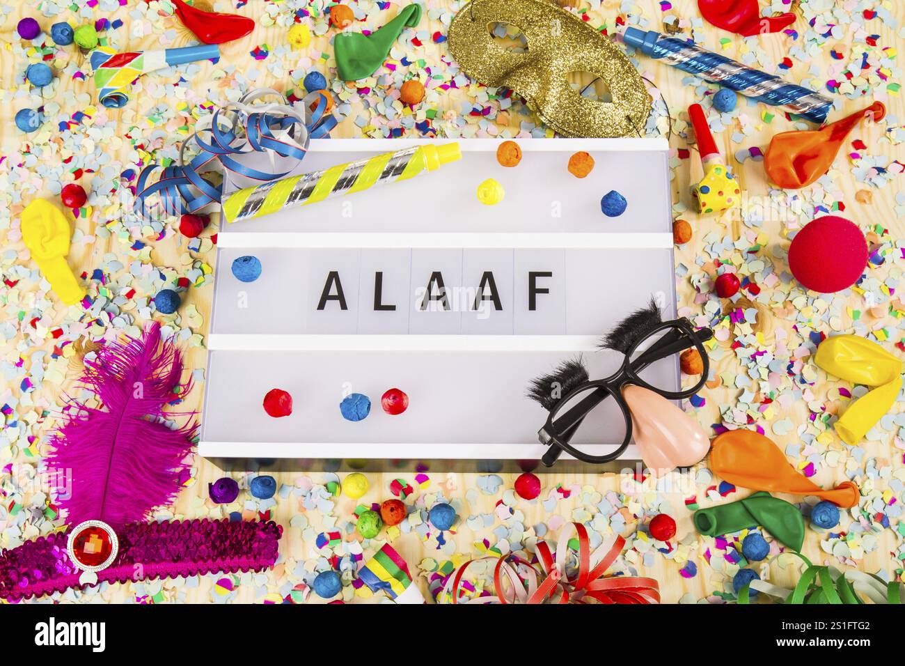 Leuchtkasten mit Buchstaben - Alaaf - mit Konfetti und Partyartikeln Stockfoto