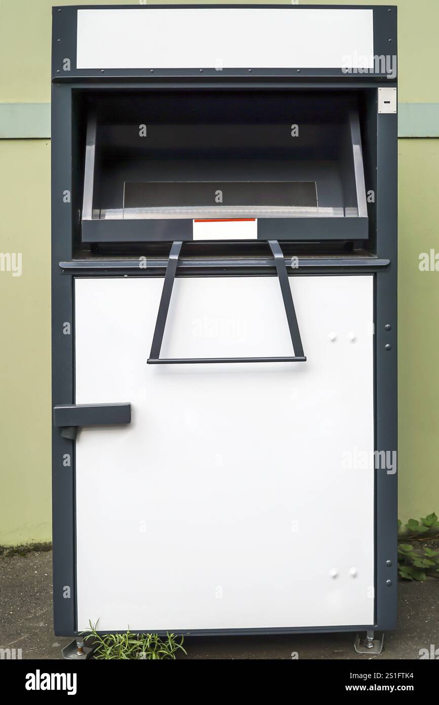 Behälter zum Auffangen alter Kleidung Stockfoto