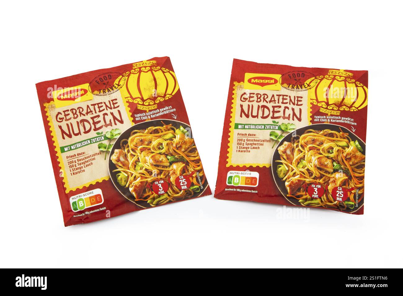 WETZLAR, Deutschland 25.07.2022: MAGGI Fried Asia Instant Nudeln. Maggi ist eine internationale Marke für Suppen, Brühe, Bouillonwürfel, Ketchup und Soße Stockfoto