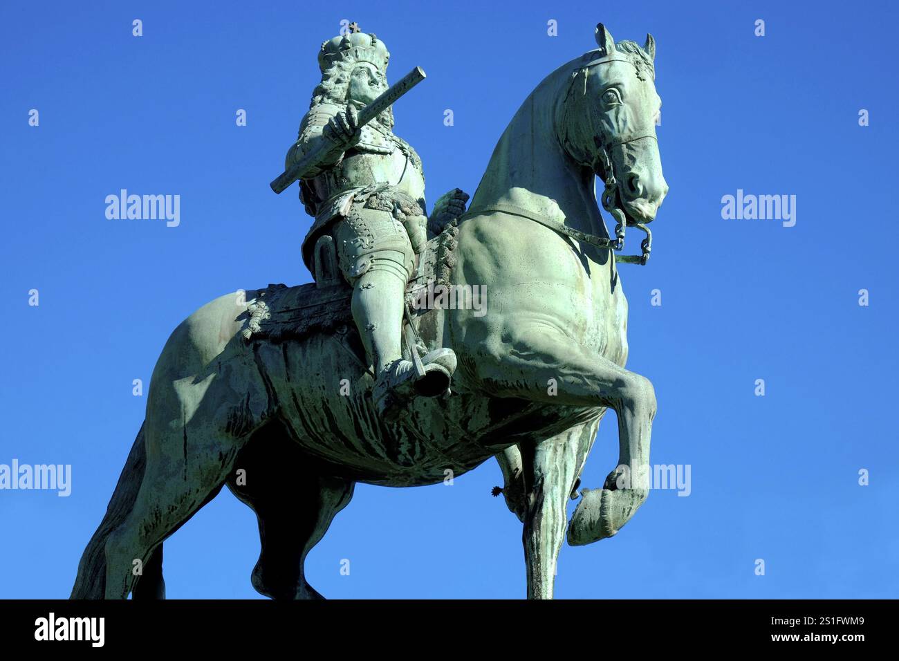 Zu Pferd: Reiterstatue des Kurfürsten Jan-Wellem auf seinem Trabpferd vor blauem Himmel. Düsseldorfer Innenstadt. Querformat. In den Alten Stockfoto