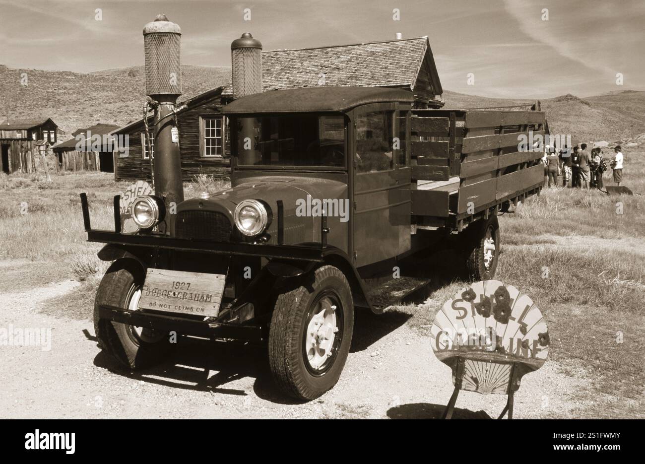 Alte LKW an der Tankstelle der einzigen Tankstelle in der ehemaligen Goldminenstadt Bodie. Foto in Sepia-Ton. Altfahrzeug an der Gaspumpe o Stockfoto