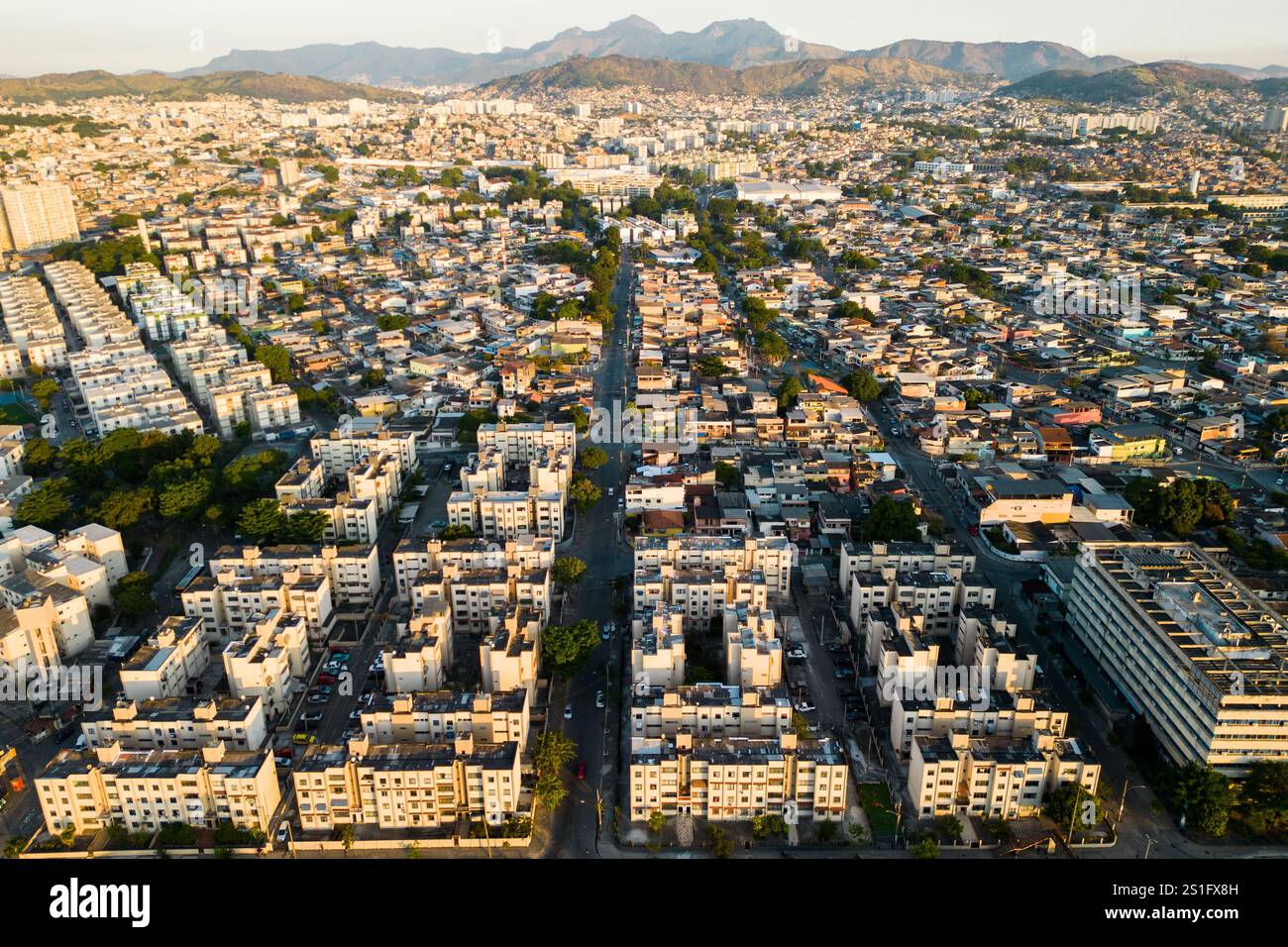 Blick aus der Vogelperspektive auf die gemeinsamen Wohngebäude im Iraja-Viertel in Rio de Janeiro City Stockfoto