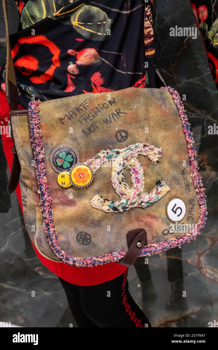 „What Goes Around CES Around“ ist ein Geschäft mit Vintage-Artikeln in SoHo, 2025, New York City, USA Stockfoto