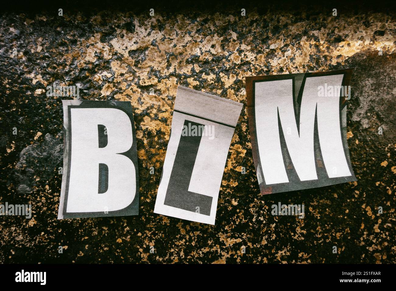 Die Buchstaben 'BLM' mit ausgeschnittenen Papierbuchstaben in der Ransom-Note-Effekt-Typographie, USA Stockfoto