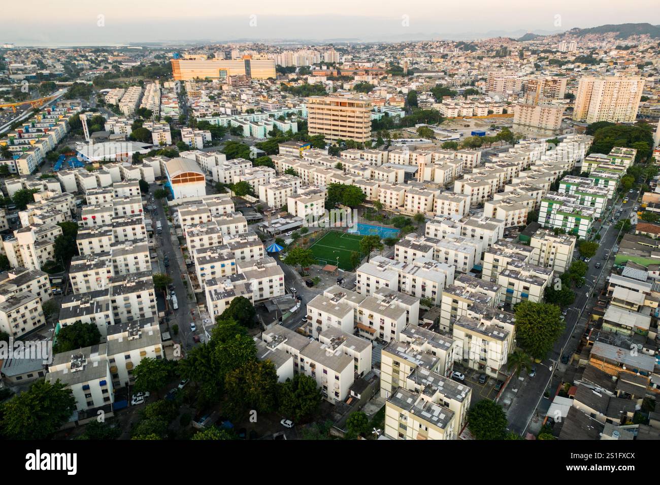 Blick aus der Vogelperspektive auf die gemeinsamen Wohngebäude im Iraja-Viertel in Rio de Janeiro City Stockfoto