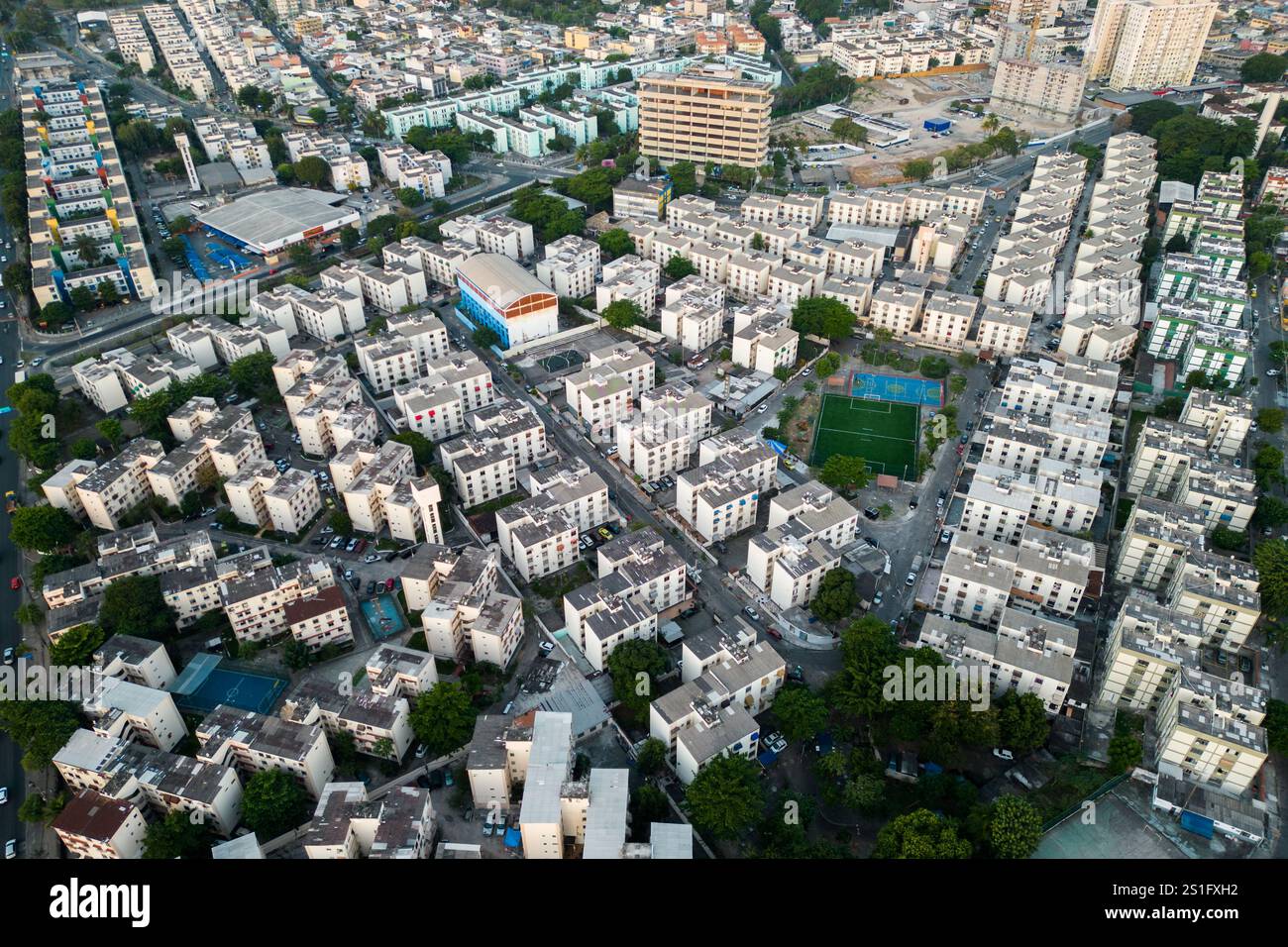 Blick aus der Vogelperspektive auf die gemeinsamen Wohngebäude im Iraja-Viertel in Rio de Janeiro City Stockfoto