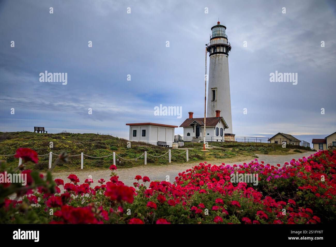 Die Wellen brechen am Pigeon Point Lighthouse an der nordkalifornischen Pazifikküste nahe Pescadero kurz vor Sonnenuntergang zusammen Stockfoto
