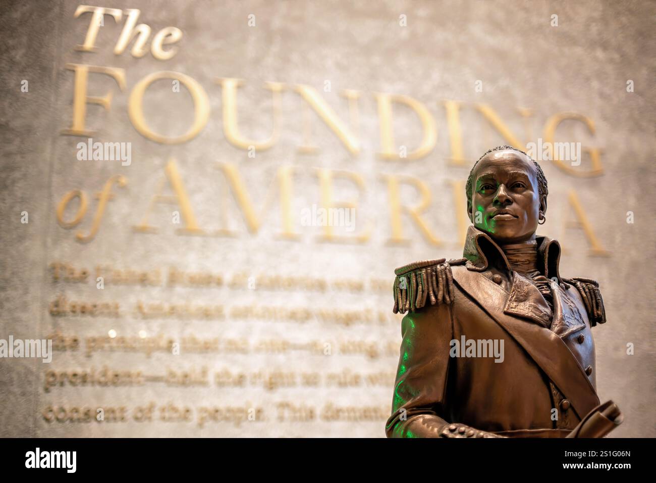 Toussaint Louverture Exhibit National Museum of African American History Washington DC // WASHINGTON DC — eine Ausstellung im National Museum of African American History and Culture zeigt Informationen über Toussaint Louverture, Anführer der Haitianischen Revolution. Die Ausstellung enthält Texte, die Louvertures Leben von der Versklavung bis zur Freiheit und seine Rolle in der Unabhängigkeitsbewegung Haitis beschreiben. Die Ausstellung beschreibt, wie Louverture, 1743 in Saint-Domingue geboren, zu einer Schlüsselfigur im Kampf um die Freiheit wurde. Stockfoto
