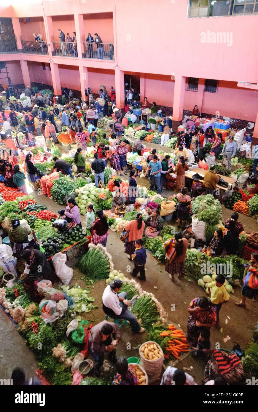 Sonntagsmarkt-Obst- und Gemüseauslage Chichicastenango Guatemala | CHICHICASTENANGO, Guatemala — Frisches Obst und Gemüse wird im Gymnasium von Chichicastenango als Teil des berühmten Sonntagsmarktes zum Verkauf angeboten, einem der größten und farbenfrohesten indigenen Märkte Guatemalas. Chichicastenango (auch bekannt als „Chichi“) ist eine indigene K'iche'-Maya-Stadt im Hochland Guatemalas, etwa 90 Meilen (145 km) nordwestlich von Guatemala-Stadt auf einer Höhe von fast 6.500 Fuß (1.980 Metern). Die Stadt veranstaltet ihre renommierten Märkte zweimal wöchentlich am Donnerstag und Sonntag und zieht sowohl Einheimische als auch Touristen zu ihrem vi Stockfoto