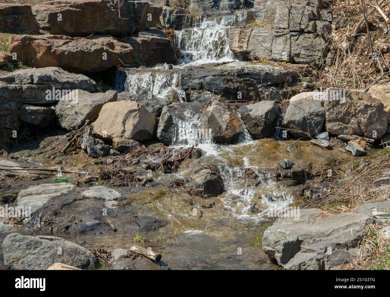 Wasserstrom mit Felsen und rauschendem Wasser Stockfoto