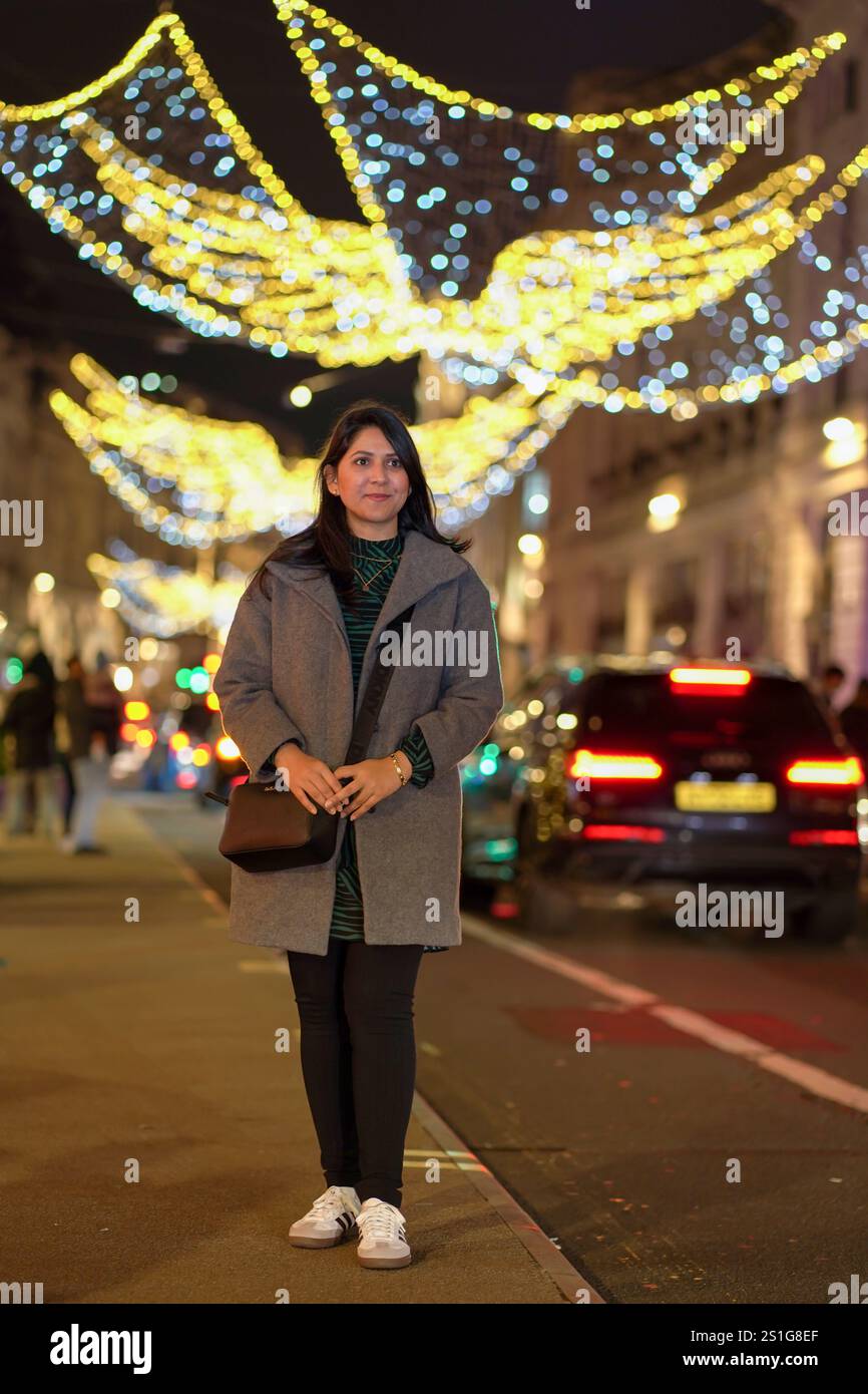 Asiatische Unternehmerin erkundet Regent Street, London während der festlichen Weihnachtszeit Stockfoto