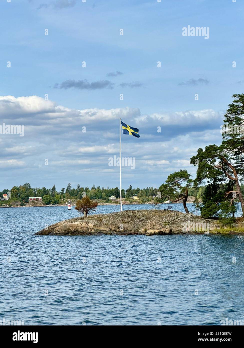 Bilder von einer Reise nach Schweden, die schwedische Flagge auf einer Stockholmer Insel, ein typisch schwedisches Haus im skandinavischen Stil - Smartphone-aufgenommenes Stockfoto
