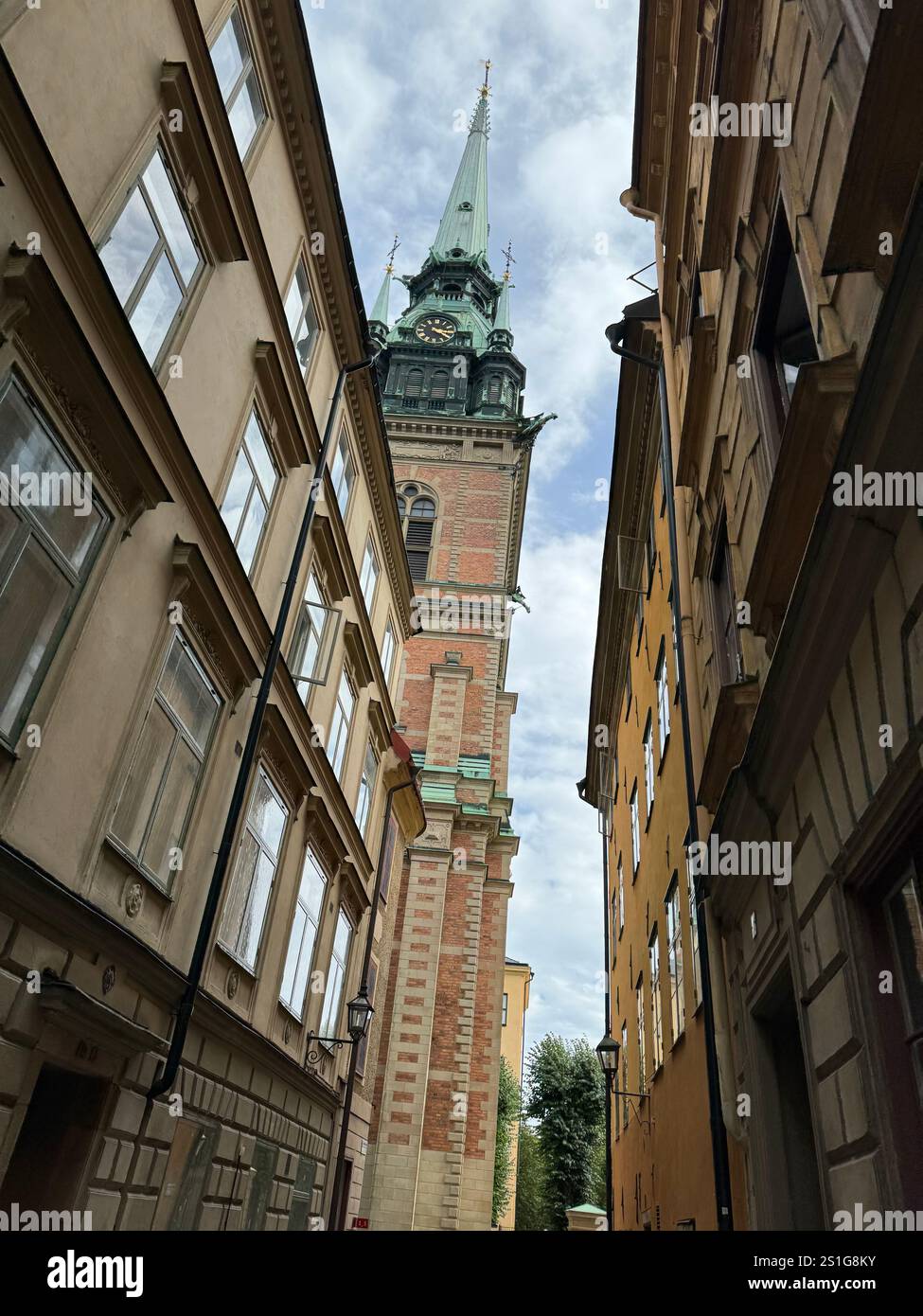 Bilder von einer Reise nach Schweden, die schwedische Flagge auf einer Stockholmer Insel, ein typisch schwedisches Haus im skandinavischen Stil - Smartphone-aufgenommenes Stockfoto