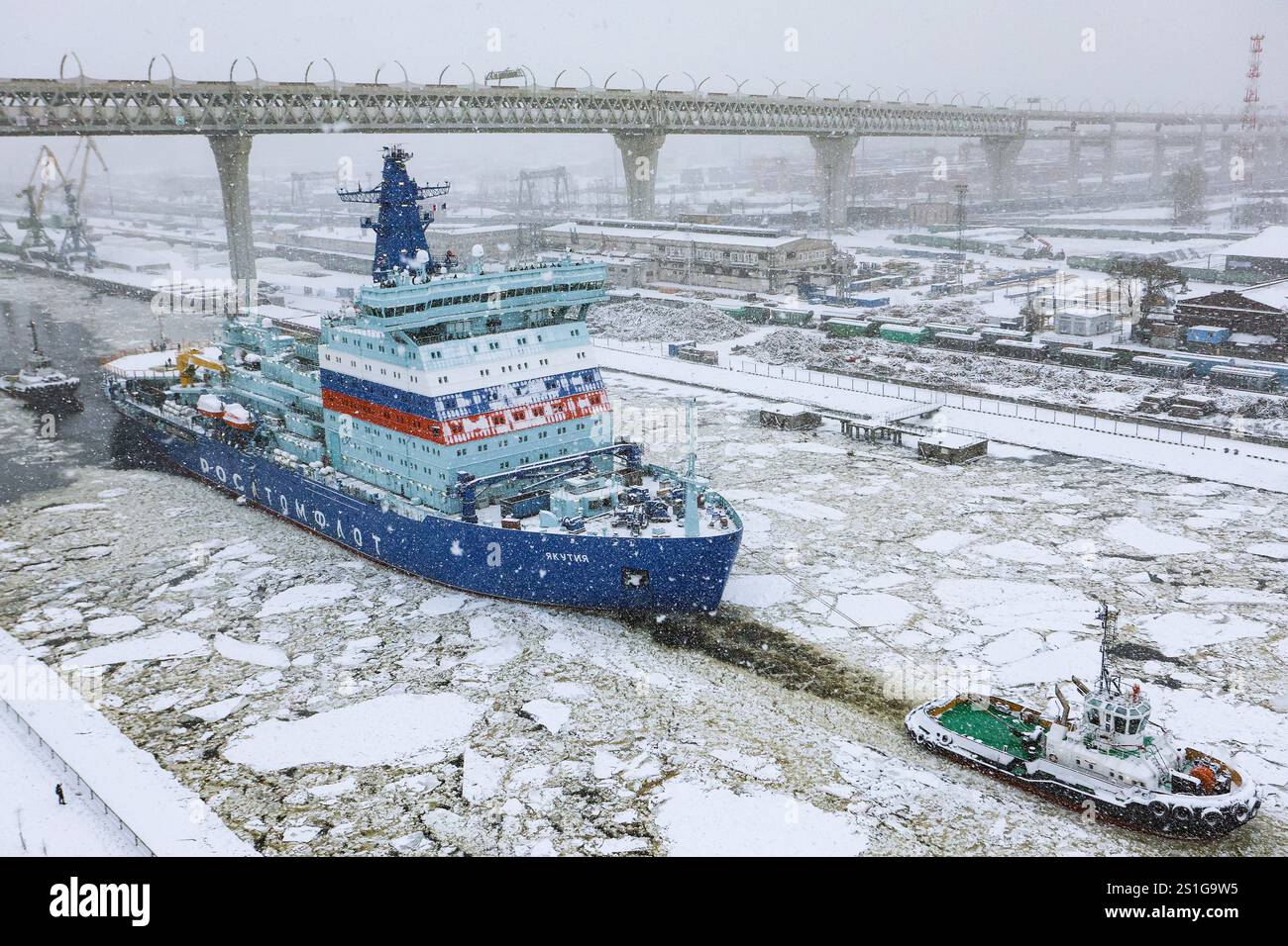 Der Atomeisbrecher Yakutiya segelt während eines Schneefalls in St. Petersburg durch den Galerny Fairway der Insel Kanonersky. Der Atomeisbrecher Yakutiya aus Projekt 22220 hat die Galerny Fairway zum Golf von Finnland verlassen, um sie zu testen. Während der Tests überprüfen Spezialisten die Funktion der Hauptsysteme und -Anlagen des Eisbrechers. Die Pläne für die nächsten Wochen beinhalten die Überprüfung der Gebrauchstauglichkeit der Kommunikations- und Navigationsmechanismen, des Ankers und der Lenkung sowie des Betriebs des Hubschrauberkomplexes vor dem Umzug in den Heimathafen Murmansk. Das IC Stockfoto