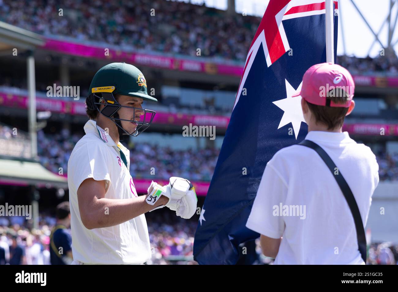 Sydney Cricket Ground, Sydney, Australien. Januar 2025. International Test Cricket, Australien gegen Indien 5. Test Day 2; Sam Konstas of Australia Faust spuckt den Flaggenträger Credit: Action Plus Sports/Alamy Live News Stockfoto