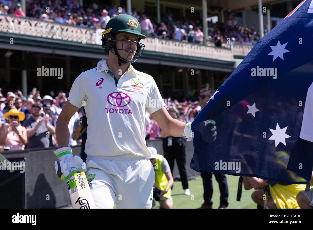 Sydney Cricket Ground, Sydney, Australien. Januar 2025. International Test Cricket, Australien gegen Indien 5. Test Day 2; Sam Konstas of Australia Faust spuckt den Flaggenträger Credit: Action Plus Sports/Alamy Live News Stockfoto