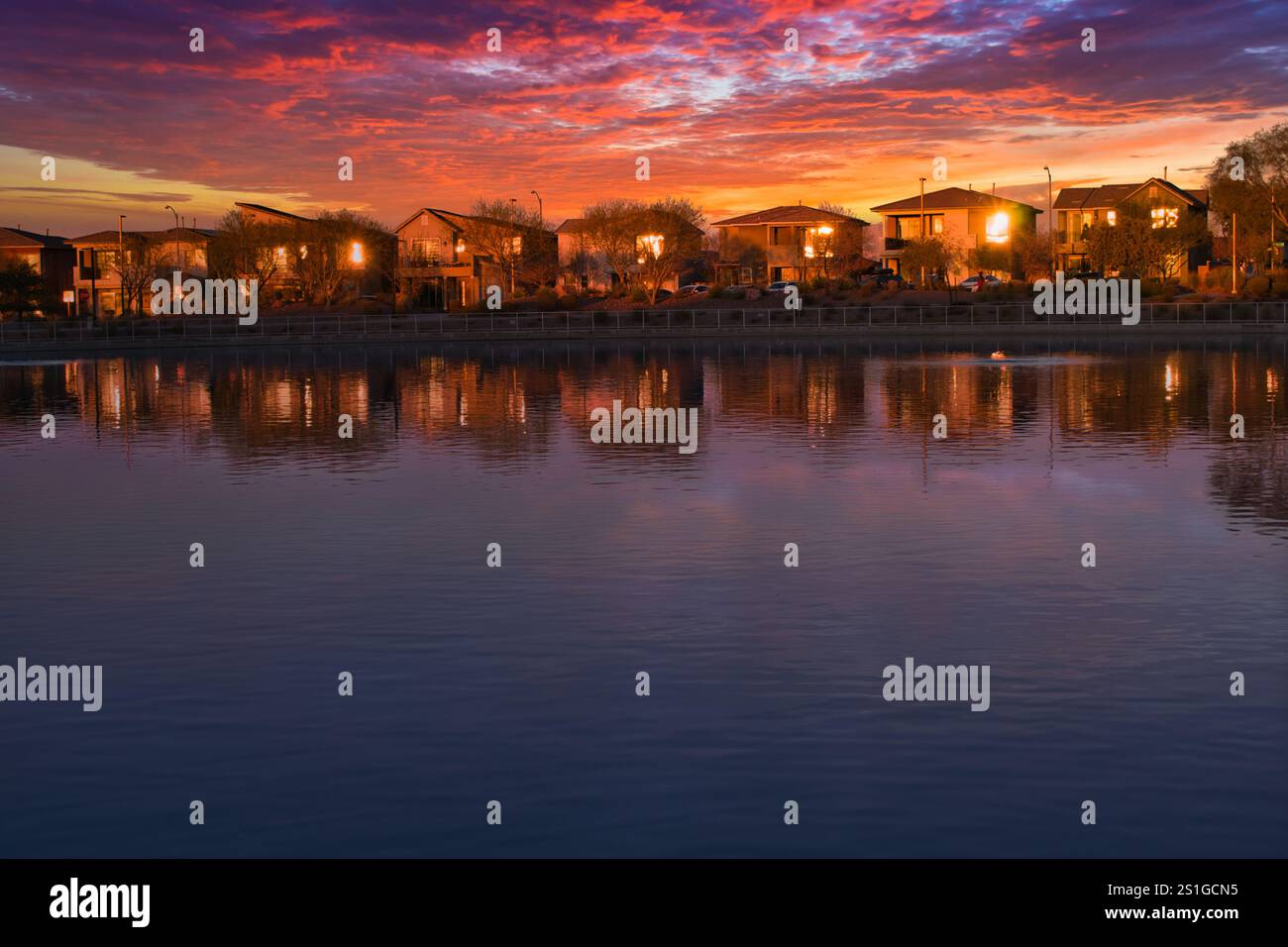 Ruhiger Sonnenuntergang über Henderson Community Lake, Ein fesselnder Sonnenuntergang über einer ruhigen Gemeinde am See in Henderson, Nevada. Der lebhafte Farbton. Stockfoto