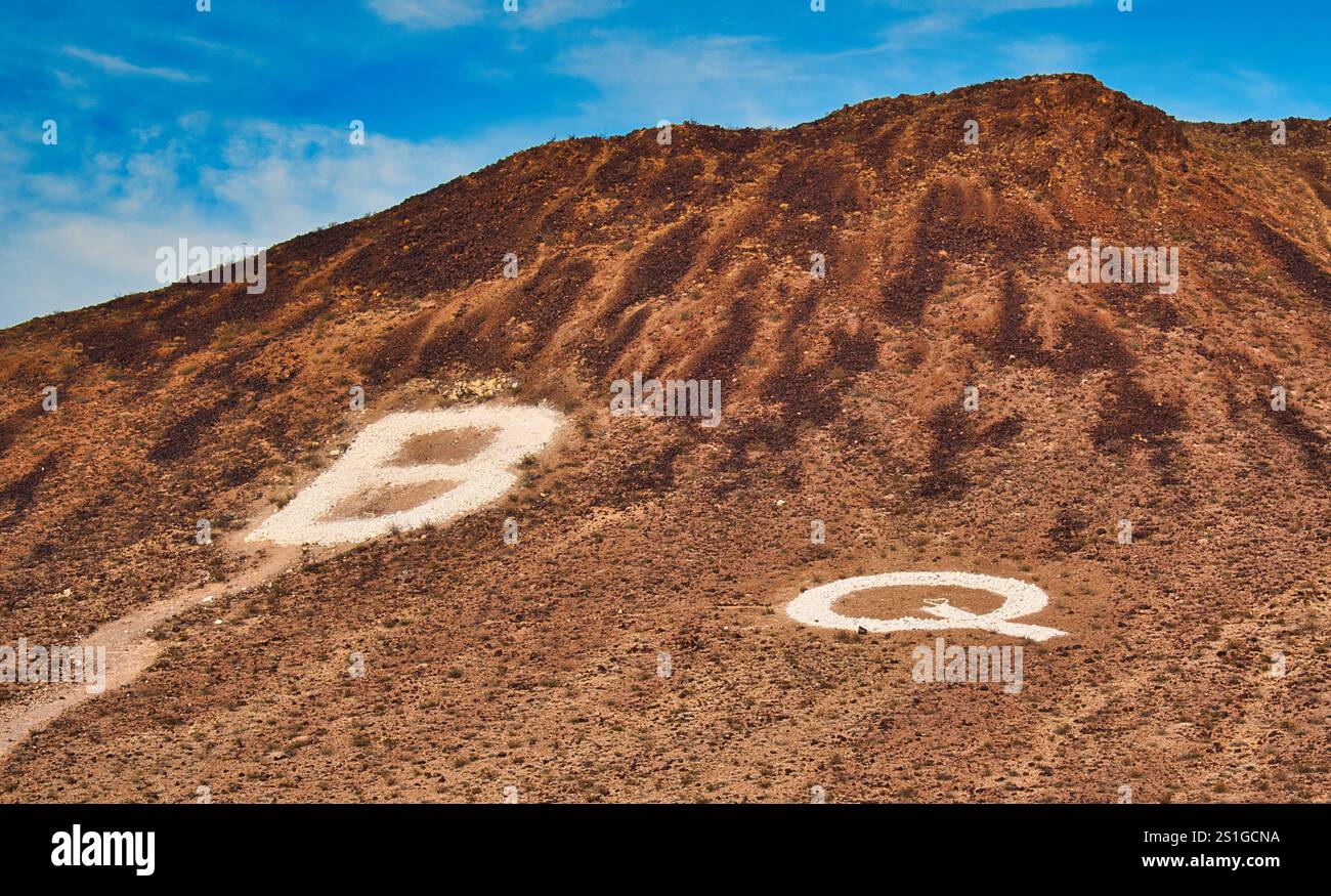 Gedenkbriefe auf Henderson Hillside, Nevada, Ein malerischer Blick auf einen Hügel in Henderson, Nevada, mit großen weißen Buchstaben „B“ und „Q. Stockfoto