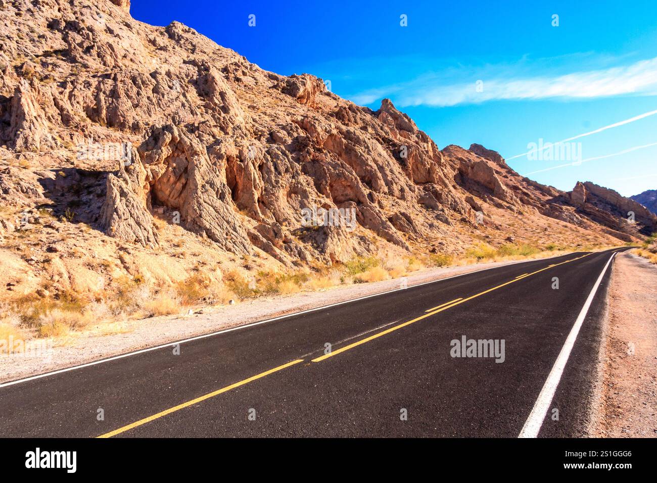 Das Valley of Fire leitet seinen Namen von roten Sandsteinformationen ab, die aus großen sich bewegenden Sanddünen während der Zeit der Dinosaurier entstanden sind. Komplexes Upliftin Stockfoto